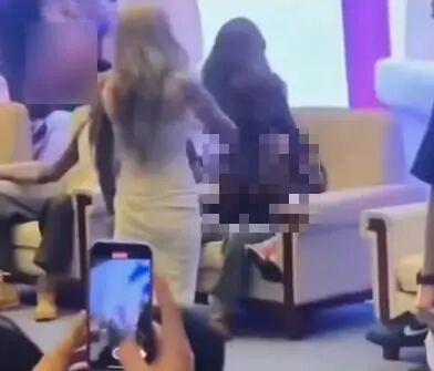 事发合肥一文身展女子突然跨坐在评委身上做不雅动作筹备方回应…